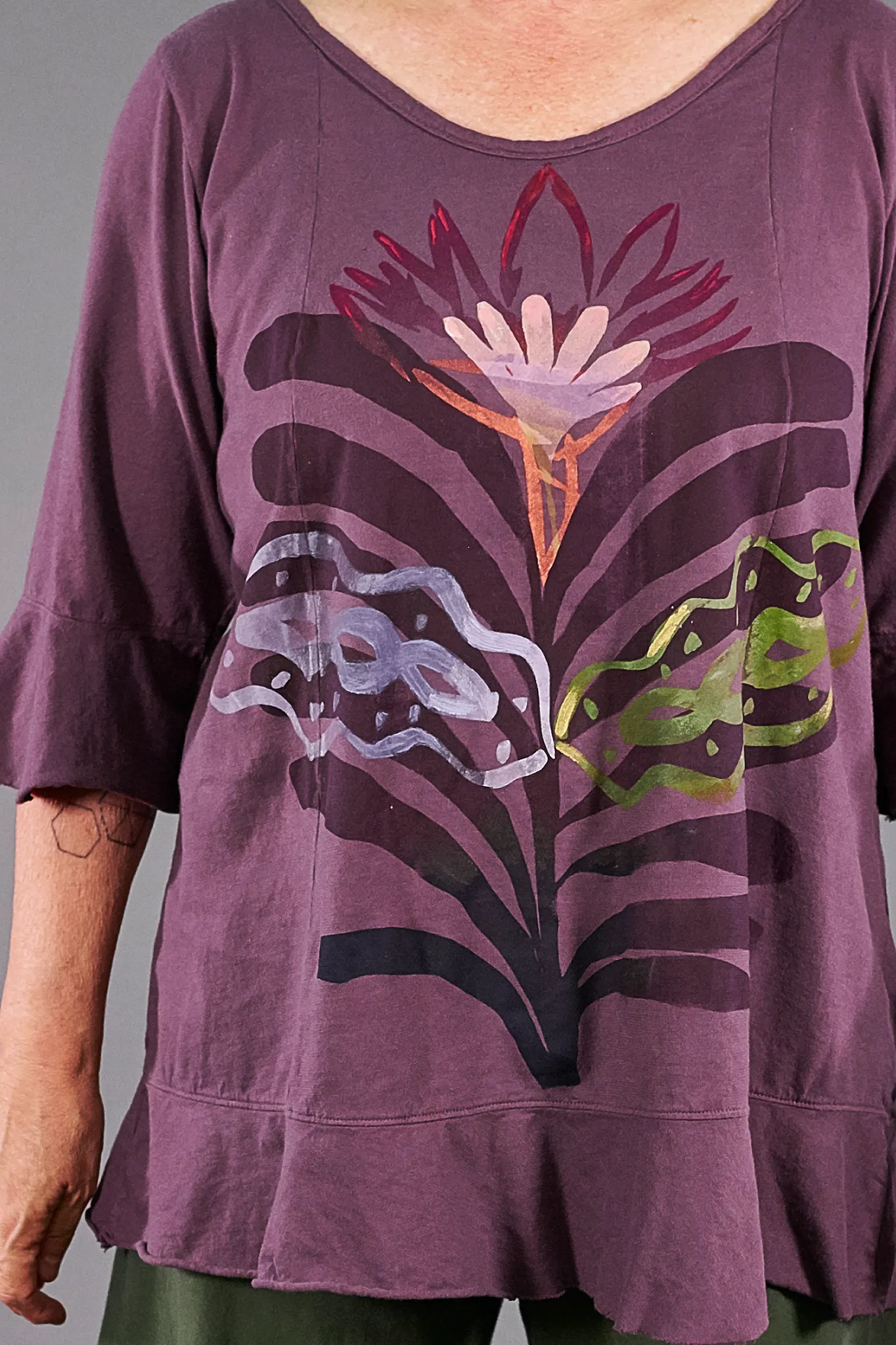 1562-Flounce Tee-Clove-P