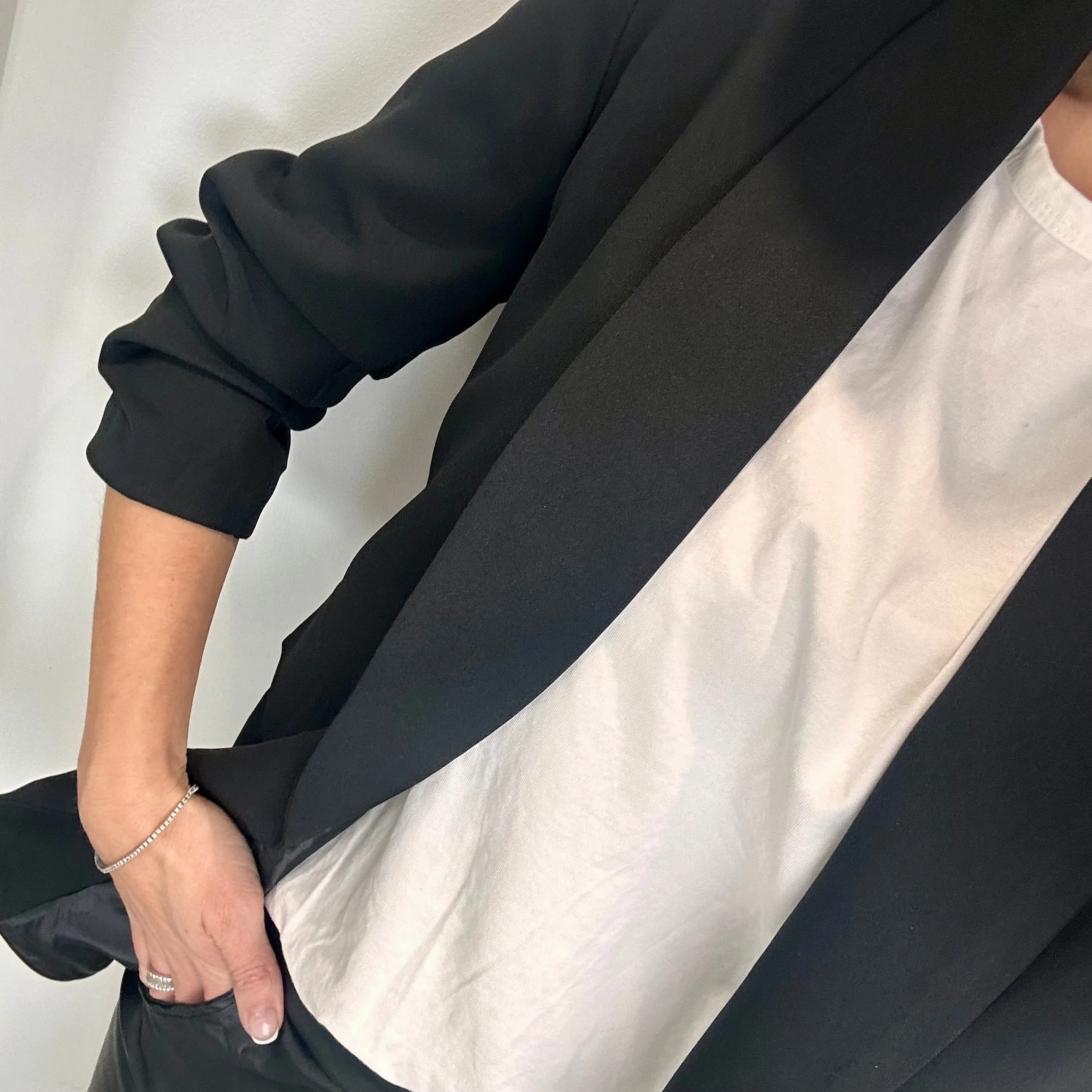 BLACK RUCHED SLEEVE BLAZER