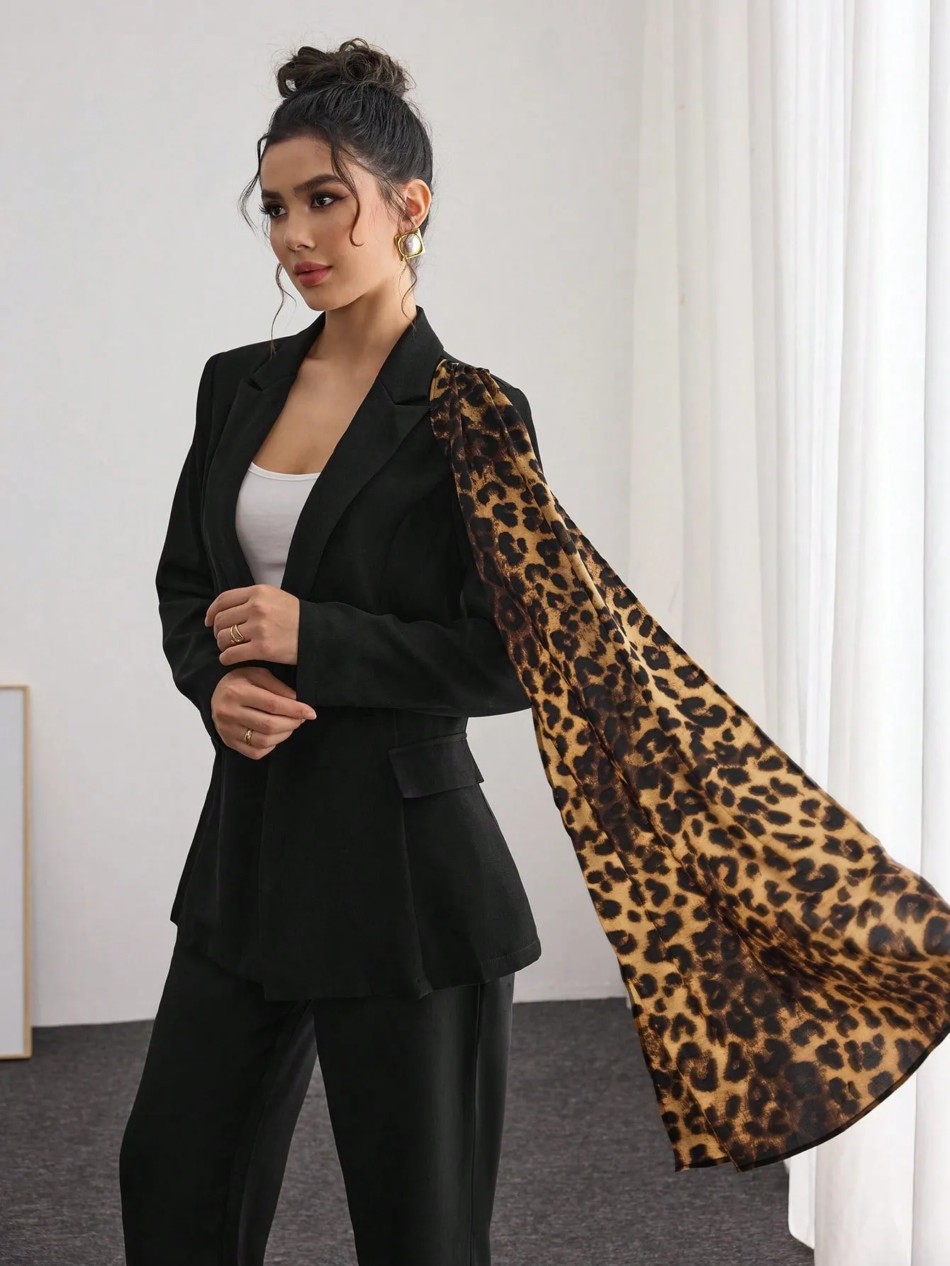 Blazer negro elegante con estampado de leopardo