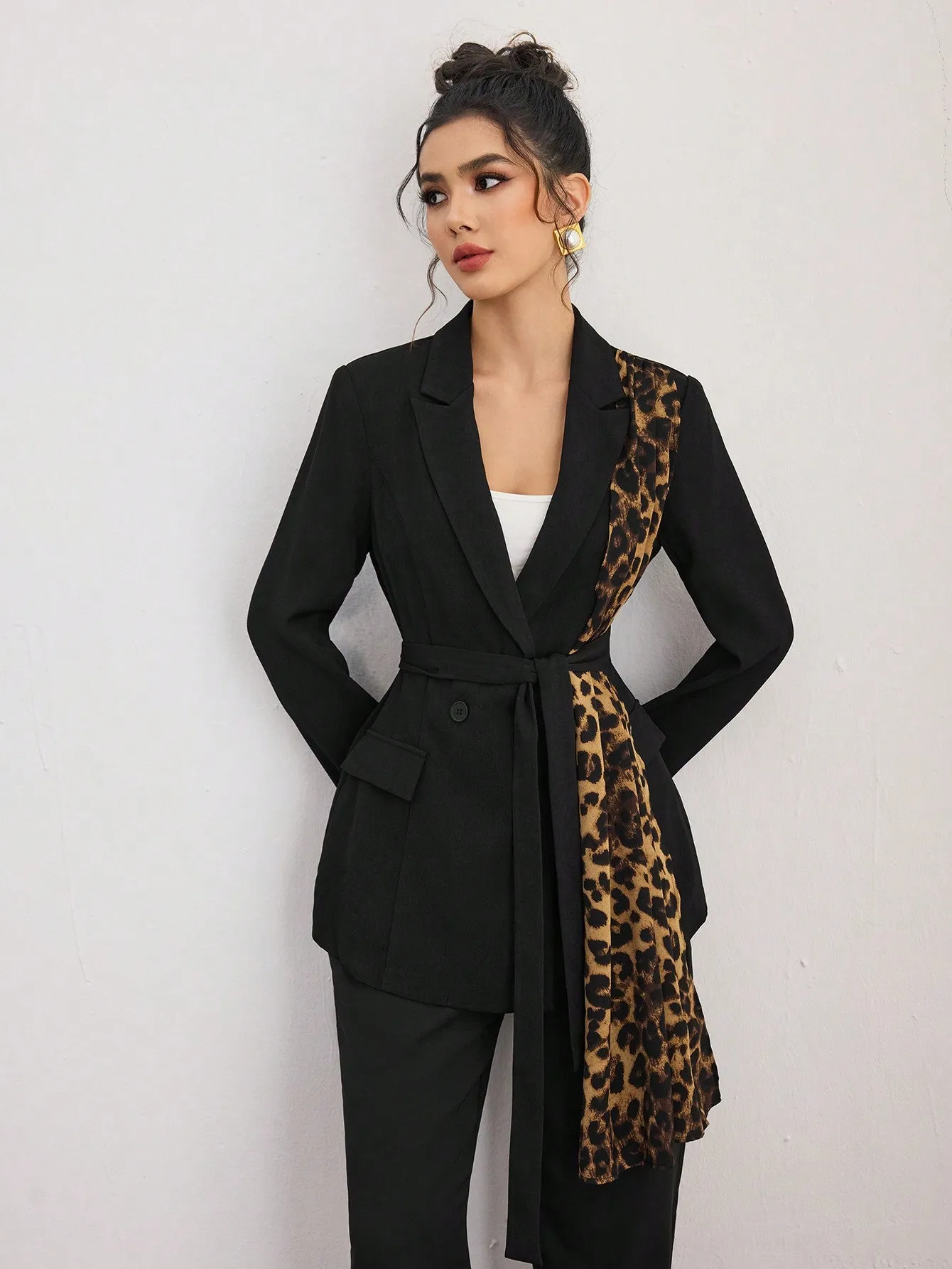 Blazer negro elegante con estampado de leopardo