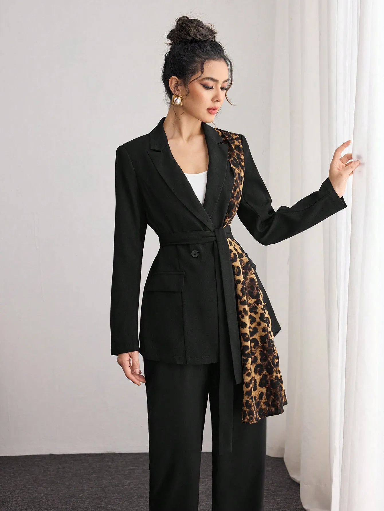 Blazer negro elegante con estampado de leopardo