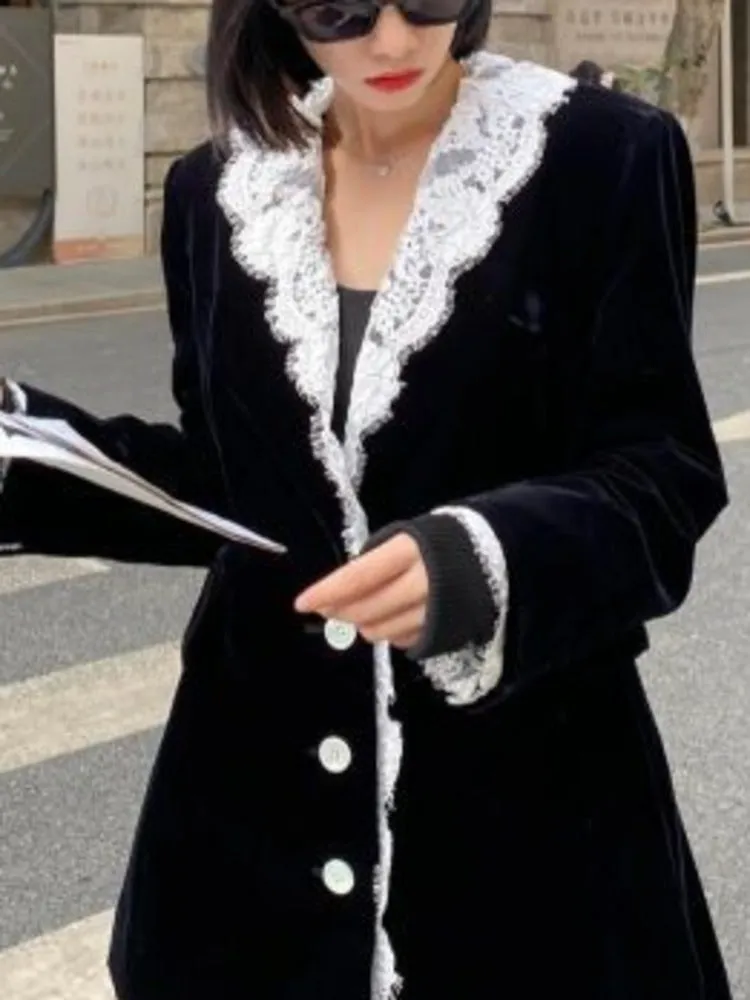 lace-neck velvet blazer in black