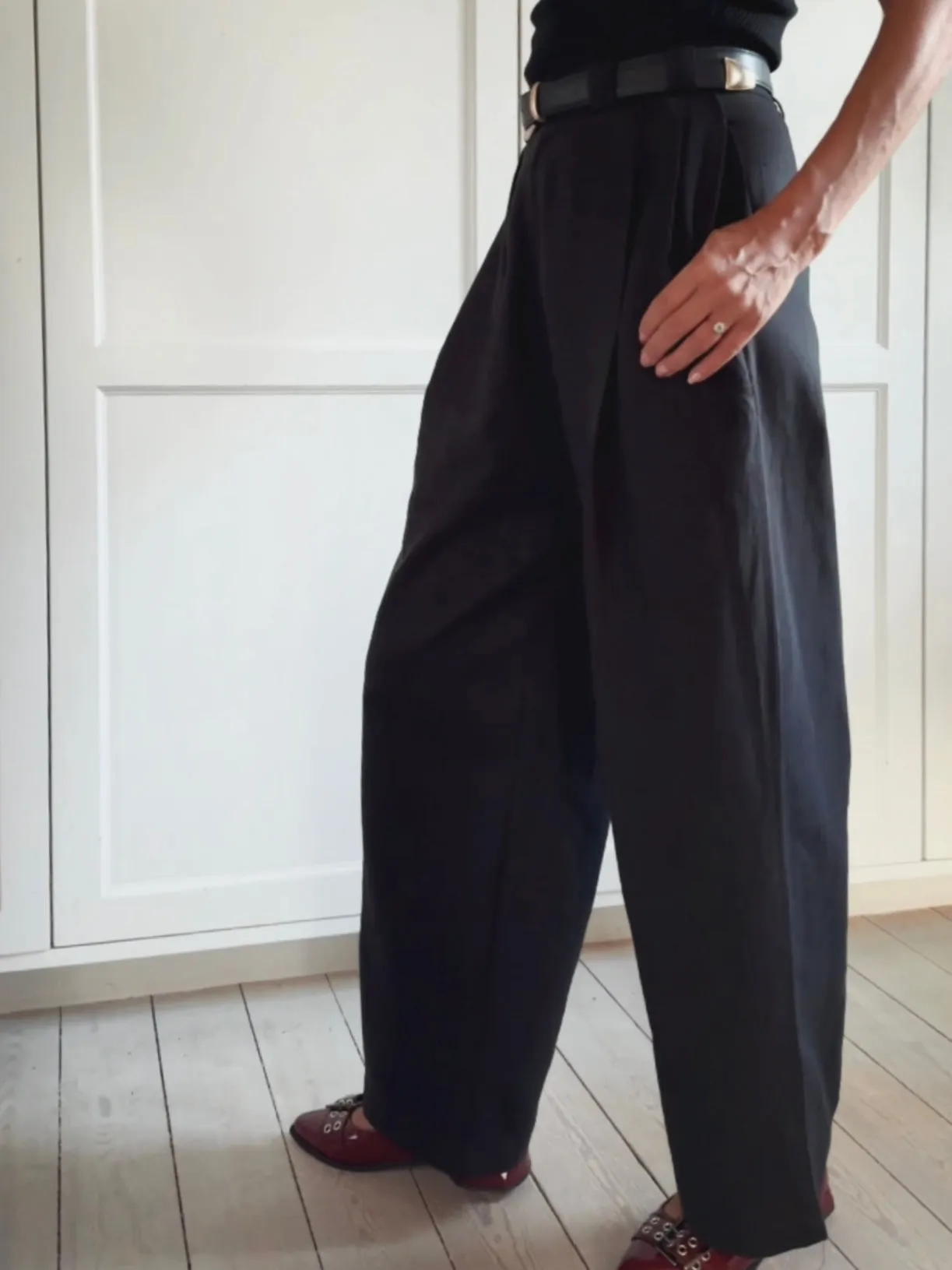 LOOSE CHINO WITH BELT - BLACK