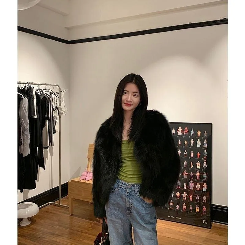 Luxury Collarless Short Faux Fur Coat with Elegant Thick Design