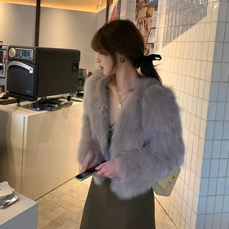Luxury Collarless Short Faux Fur Coat with Elegant Thick Design