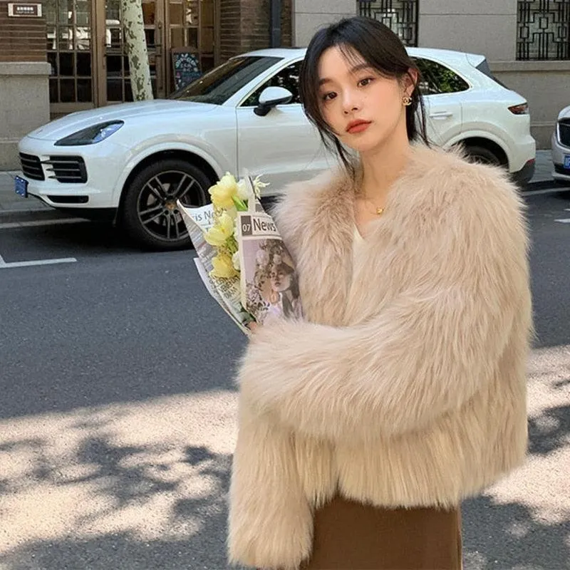 Luxury Collarless Short Faux Fur Coat with Elegant Thick Design