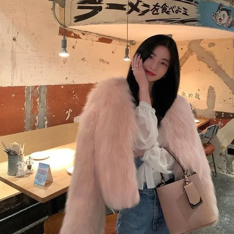 Luxury Collarless Short Faux Fur Coat with Elegant Thick Design