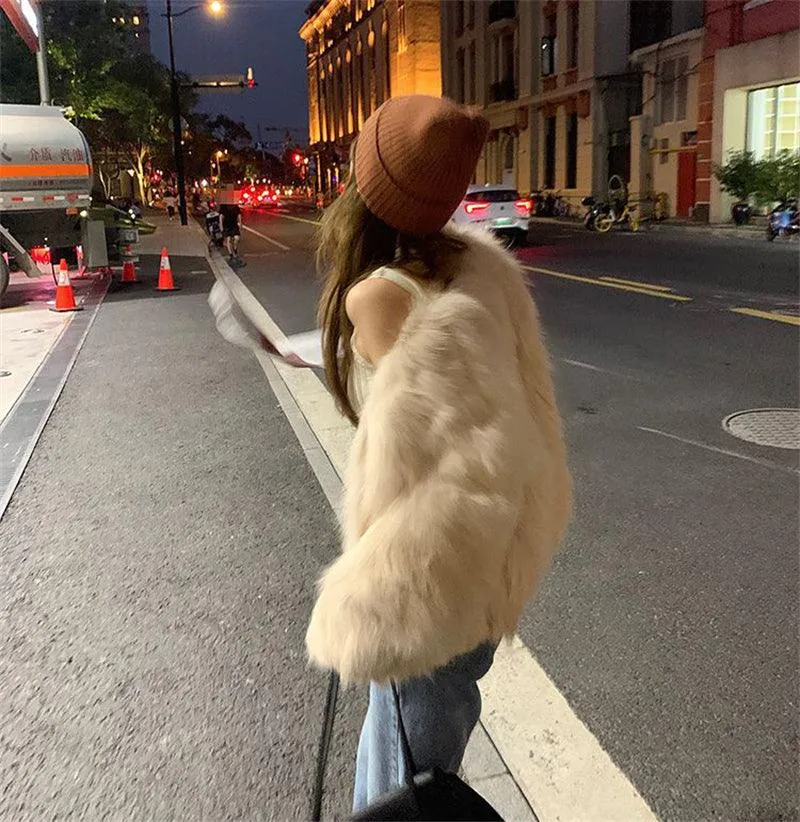 Luxury Collarless Short Faux Fur Coat with Elegant Thick Design